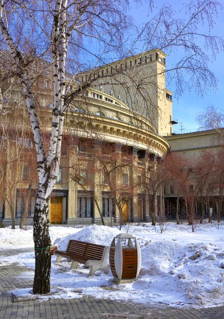 Parco del teatro Grand Opera e Balletto con betulle nude in primavera Novosibirsk Siberia Russia