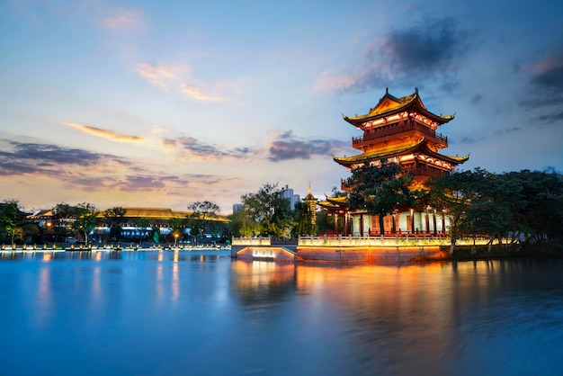 Parco dell'isola di Huaian Zhongzhou di notte