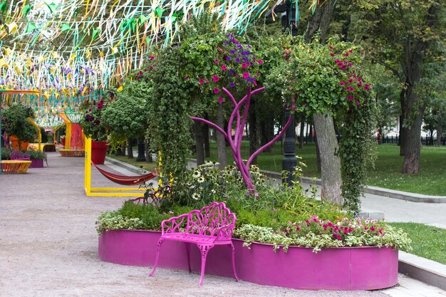 parco di fiori con una panchina Parco paesaggistico decorato in città