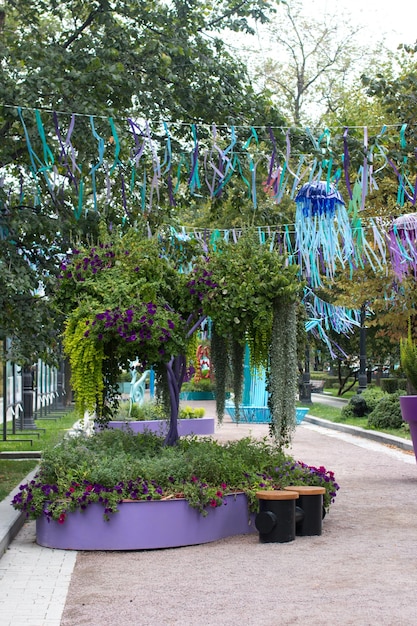 parco di fiori con una panchina Parco paesaggistico decorato in città