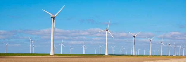 Parco di mulini a vento nell'oceano, vista aerea di droni di turbine a vento che generano energia verde