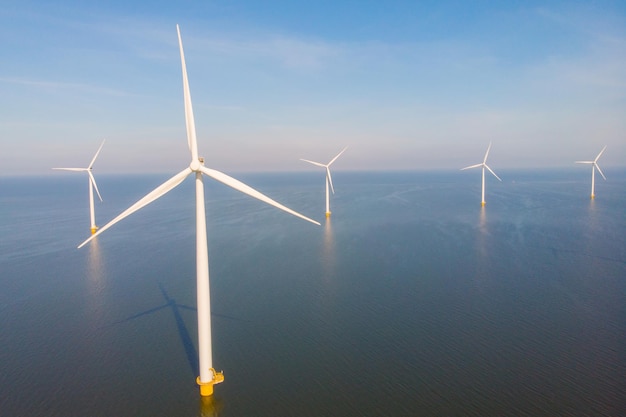 parco di mulini a vento offshore con nuvole e un cielo blu