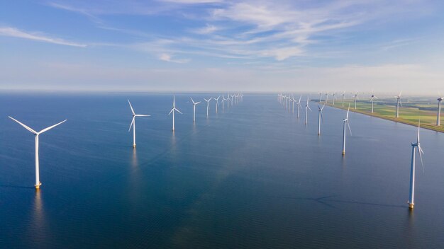 parco di mulini a vento offshore con nuvole e un cielo blu