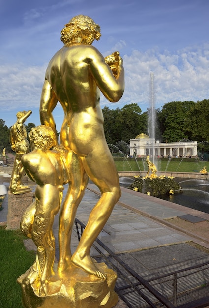 Parco di Nizhny Scultura di un antico eroe ricoperto d'oro