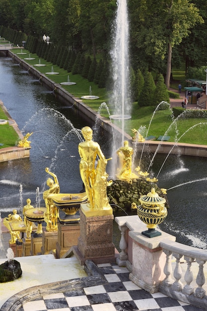 Parco di Nizhny Una grande cascata di fontane dalla terrazza del Gran Palazzo