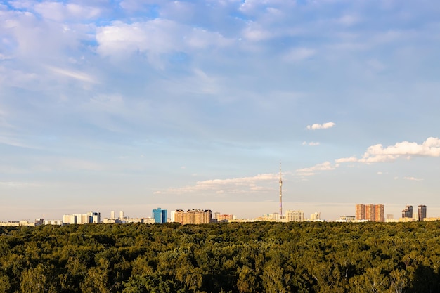 Parco e condomini all'orizzonte al tramonto