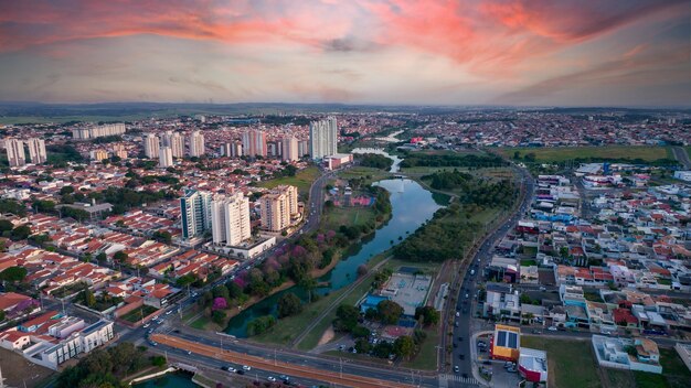 Parco Ecologico Indaiatuba Bellissimo parco nel centro della città con lago e bellissimi alberi e case Vista aerea