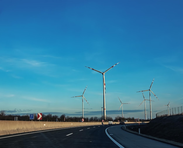 Parco eolico accanto a una strada in Austria in tempo di sole