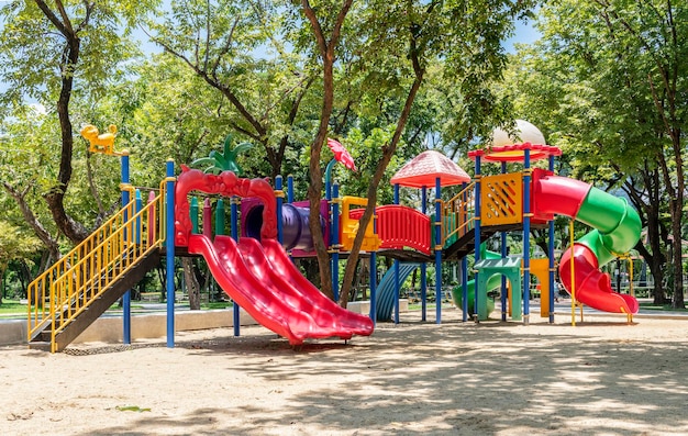 Parco giochi all'aperto colorato nel parco