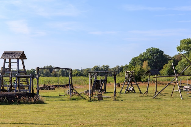 parco giochi (altalene, scivoli) di legno nel villaggio