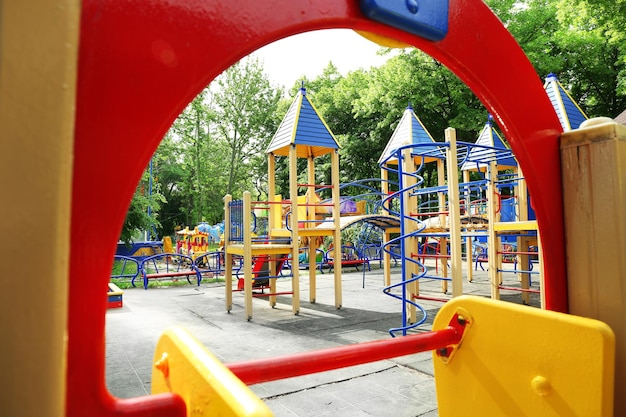 Parco giochi colorato nel parco pubblico