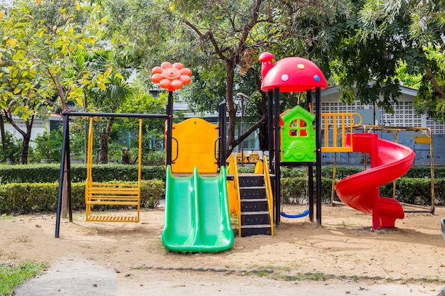 Parco giochi colorato nel parco