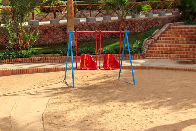 Parco giochi colorato per bambini in località di villeggiatura tropicale
