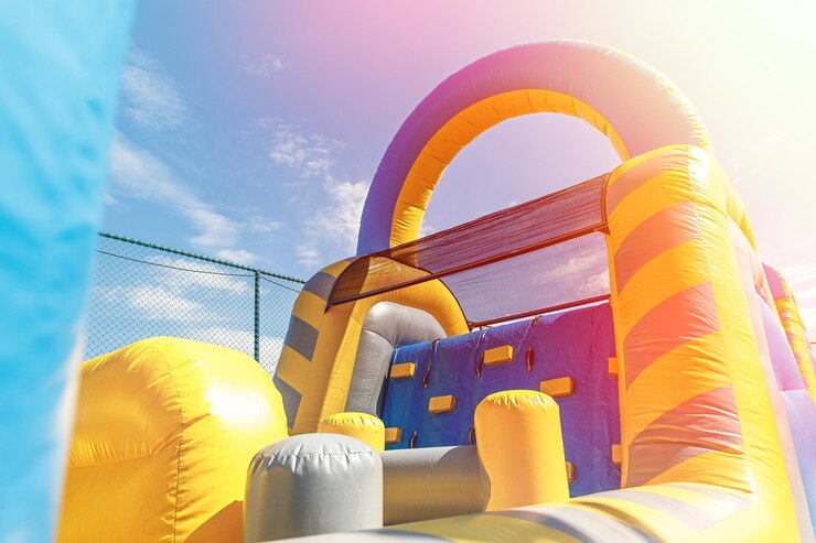 Parco giochi gonfiabile per giochi per bambini o attività all'aperto di team building
