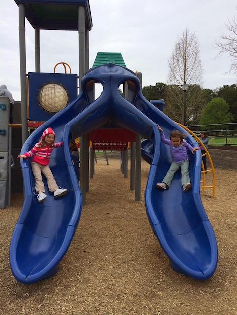 Parco giochi nel parco contro il cielo blu