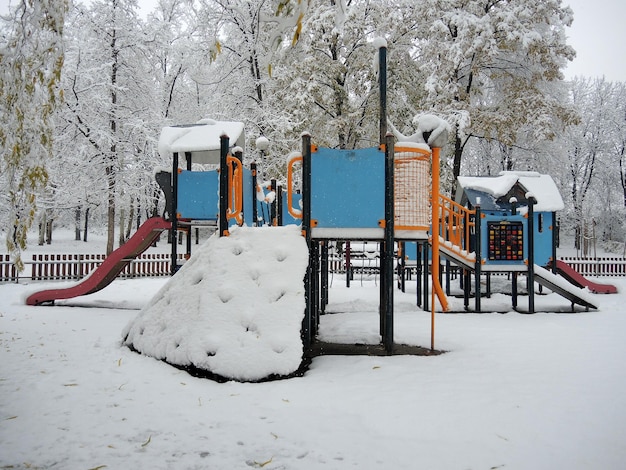 Parco giochi per bambini coperto di neve