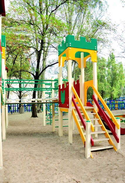 Parco giochi per bambini in strada per giochi educativi