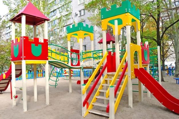 Parco giochi per bambini in strada per giochi educativi