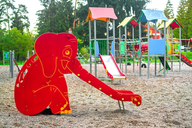 Parco giochi per bambini moderno colorato sul tramonto