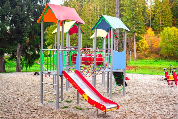 Parco giochi per bambini moderno colorato sul tramonto