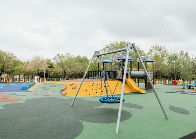 Parco giochi per bambini nell'area verde del giardino