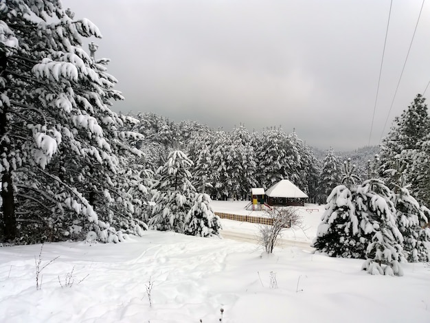 parco giochi per bambini nella neve sulla neve al crepuscolo