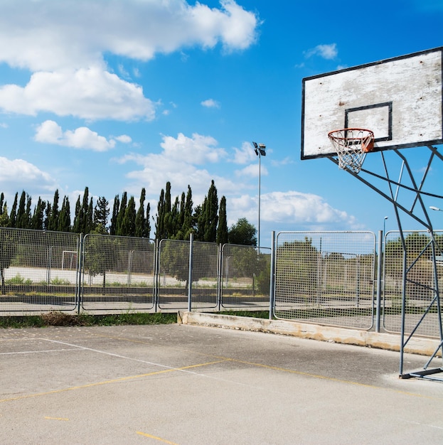 Parco giochi sotto un cielo nuvoloso