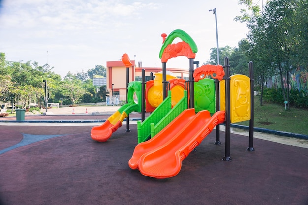 Parco giochi vuoto con diapositive colorate per bambini su un parco Vista panoramica scattata al mattino con nessuno o nessun popolo Concetto di infanzia del quartiere urbano