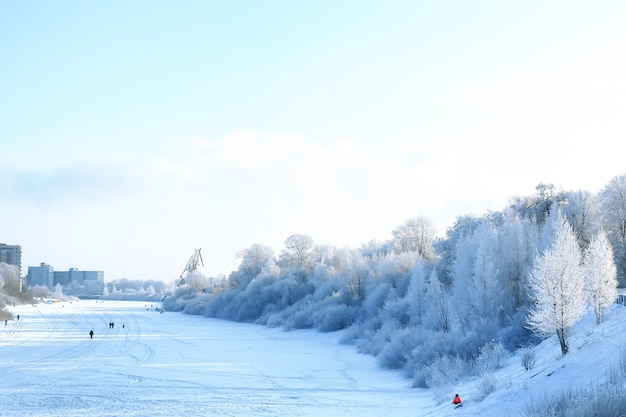 Parco invernale coperto di neve recintato