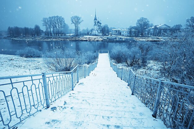 parco invernale, paesaggio urbano in condizioni climatiche invernali / paesaggio neve, città, alberi in un parco cittadino nel nord