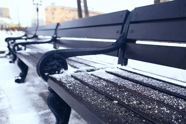 parco invernale, paesaggio urbano in condizioni climatiche invernali / paesaggio neve, città, alberi in un parco cittadino nel nord