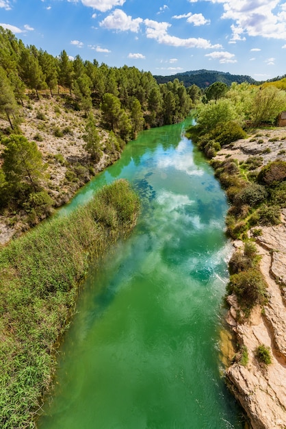 Parco naturale con fiume turchese e vegetazione in Spagna