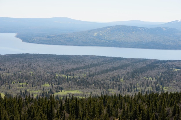 Parco nazionale degli urali russia veduta aerea di vaste colline verdi di foreste selvagge e di un ampio fiume che passa