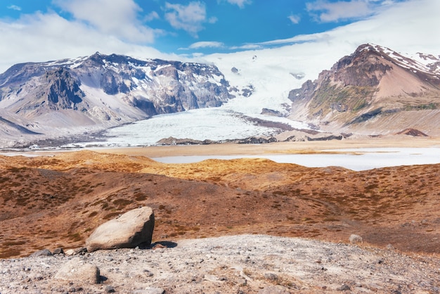 Parco nazionale della valle Landmannalaugar. Sulle dolci pendici delle montagne ci sono campi di neve e ghiacciai. Magnifica Islanda a luglio