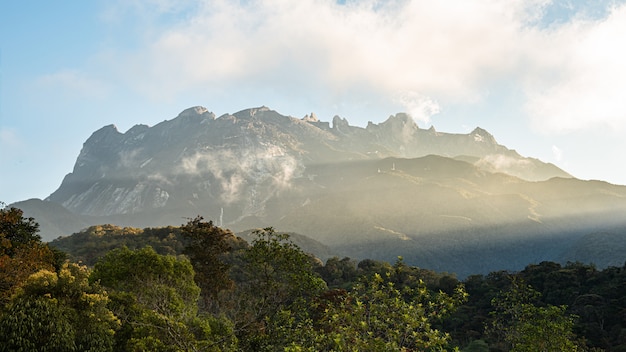 Parco nazionale di Kinabalu nella mattina con il bei cielo e nuvola in Malesia.