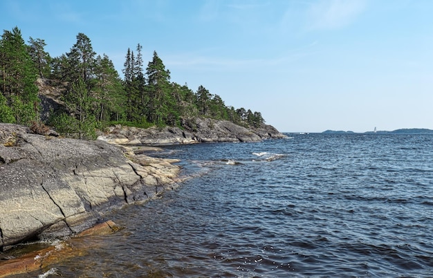 Parco nazionale di Ladoga Skerries Splendida vista sulle rocce e sul lago Ladoga nella Repubblica di Carelia, il lago più grande d'Europa