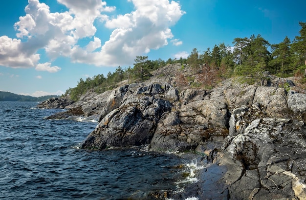 Parco nazionale di Ladoga Skerries Splendida vista sulle rocce e sul lago Ladoga nella Repubblica di Carelia, il lago più grande d'Europa