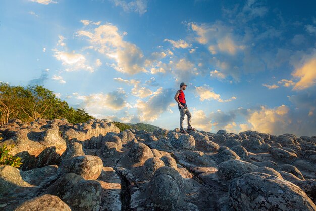 Parco nazionale di Lan Hin Pum ThailandiaTourist uomo asiatico che viaggia su rocce asciutte in pietra a Lan