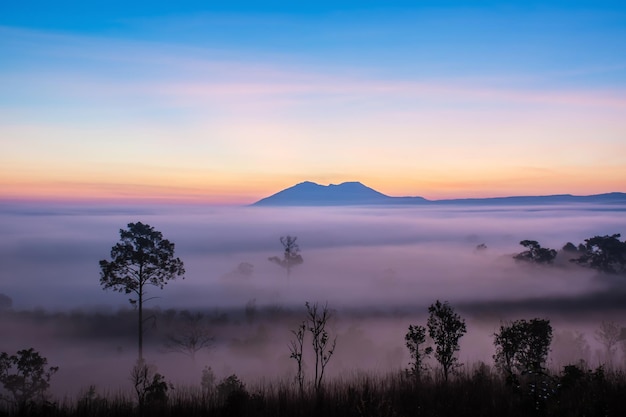 Parco nazionale di Thung Salaeng LuangIl sole sulle montagne e le vaste praterie Provincia di Phetchabun Thailandia