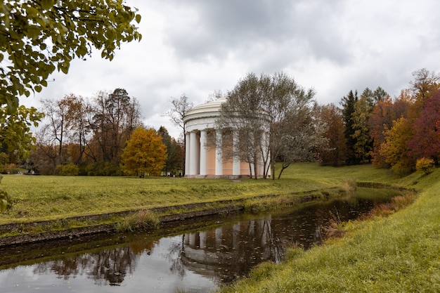 Parco nel fogliame autunnale di sera