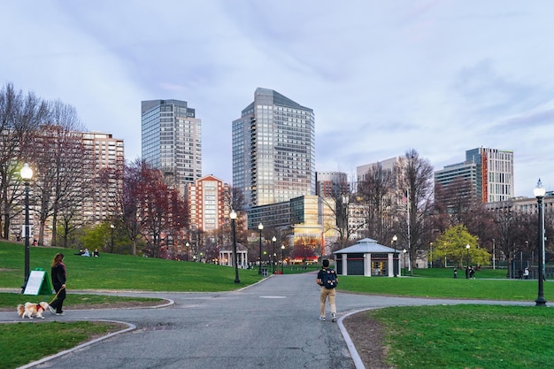 Parco pubblico Boston Common e persone nel centro di Boston, MA, Stati Uniti.