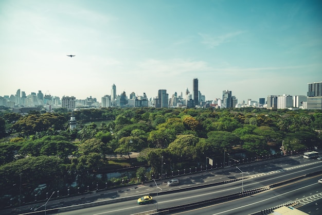 Parco pubblico e grattacieli paesaggio urbano nel centro della metropoli