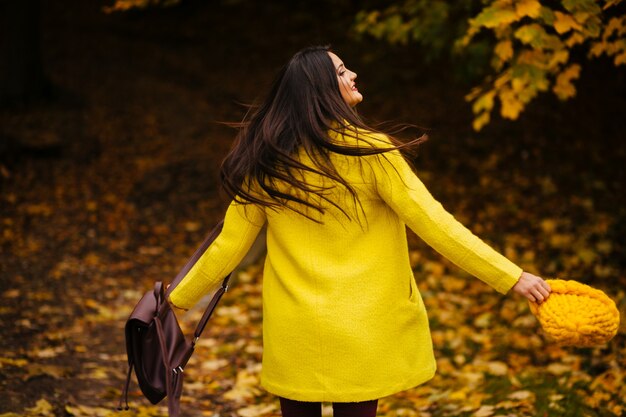 parco romantico signora sorridente naturale