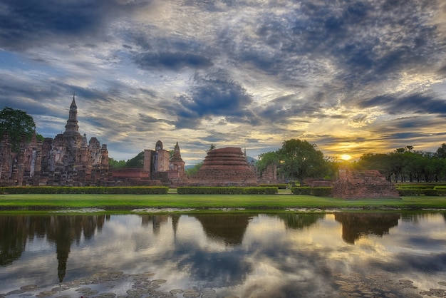 Parco storico di Sukhothai al tramonto nella provincia di Sukhothai