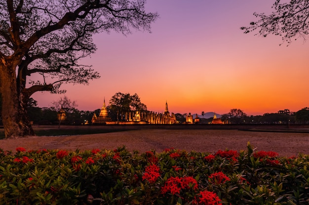 Parco storico di Sukhothai e area circostante a mezzogiorno e al crepuscolo