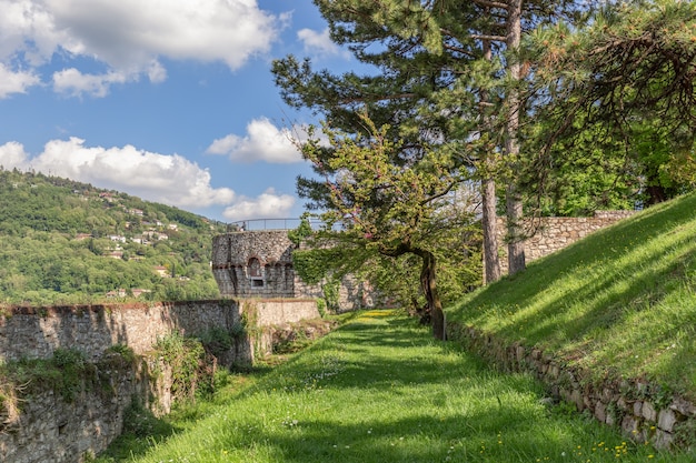 Parco Superiore dietro le mura del castello a Brescia città