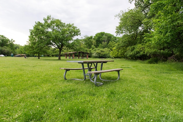 Parco tavolo picnic panchina riposo rilassarsi all'aperto panchine e tavoli sull'erba verde nell'area ricreativa