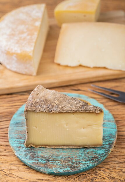 Pardinho artigianale del Brasile su tavola di legno con canastra e formaggio Tulha.