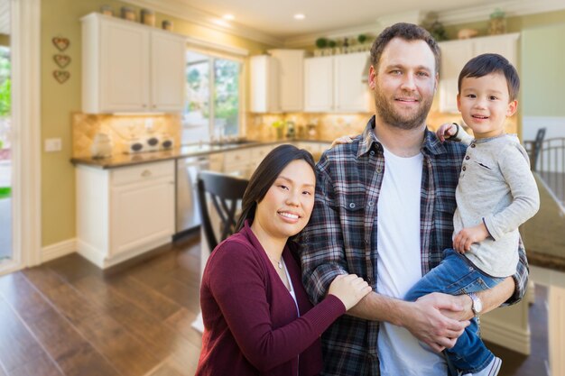 Parenti e figli di razza mista cinesi e caucasici all'interno di una bellissima cucina personalizzata