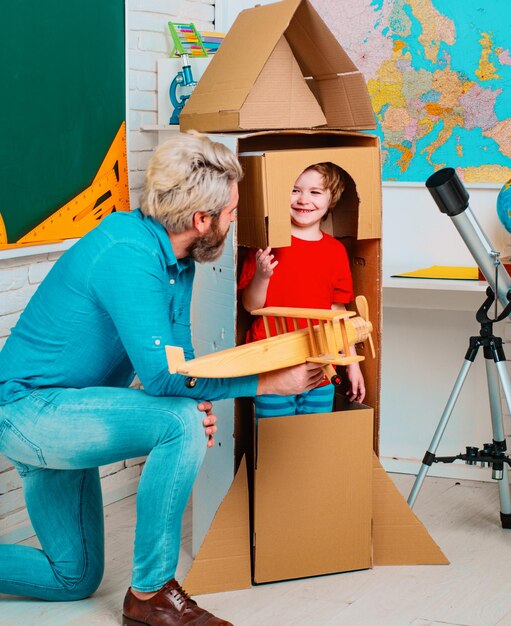 Parenting infanzia sogni d'infanzia di spazio bambino in costumi da astronauta con un razzo giocattolo che suona un